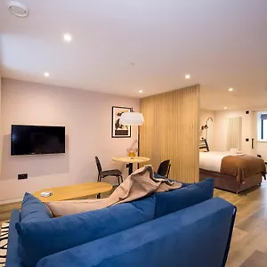 Charming Near Holyrood Park & Calton Hill Apartment